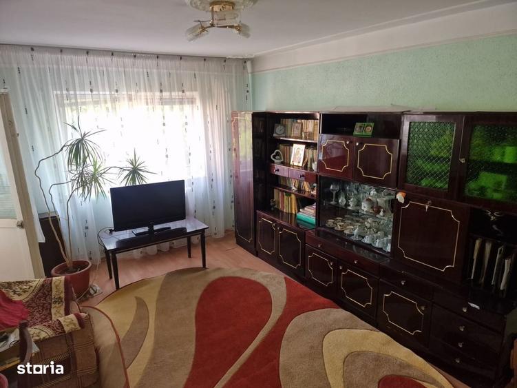 Apartament cu 3 camere decomandat în Nicolina