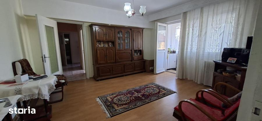 Apartament cu 3 camere semidecomandat în Nord