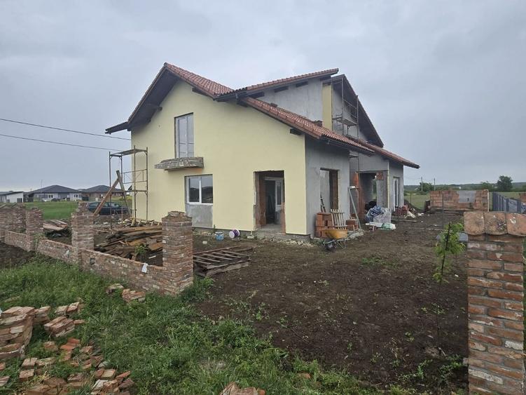Duplex cu 4 camere cu Canalizare în Moșnița Nouă