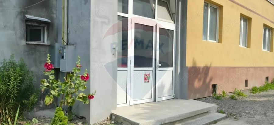 Apartament cu 3 camere semidecomandat în Sud