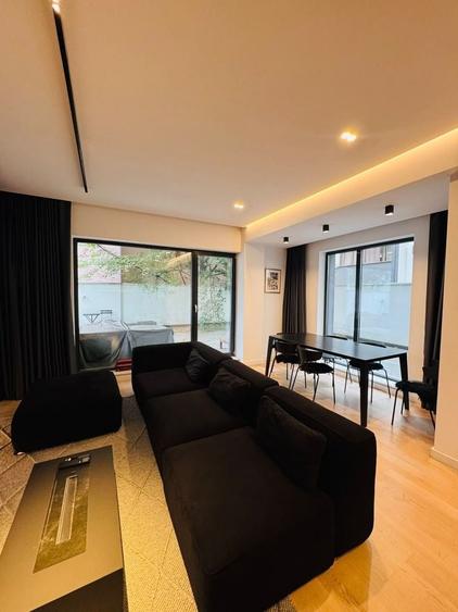 Apartament cu 3 camere semidecomandat, mobilat în P-ța Romană