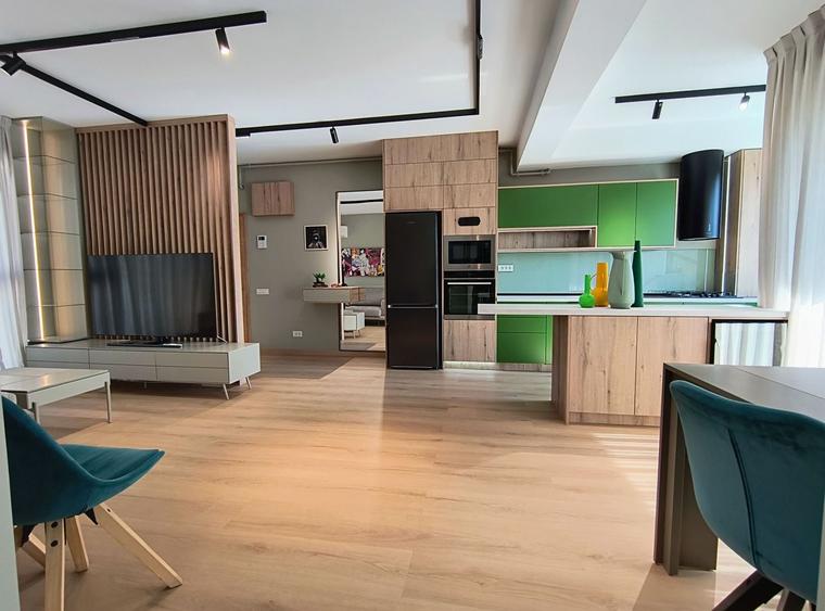 Apartament cu 3 camere semidecomandat, mobilat în 1 Mai