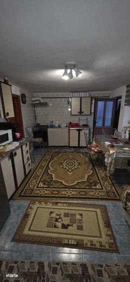 Casă cu 4 camere decomandat în Central