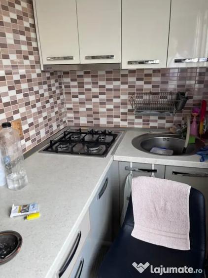 Apartament cu 3 camere decomandat, mobilat în Craiovița Nouă