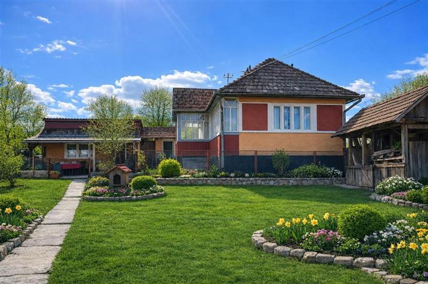 Casă individuală cu 4 camere cu Canalizare în Exterior Est
