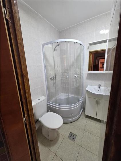 Apartament cu 4 camere semidecomandat în Răcădău