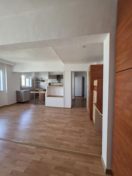 Apartament cu 3 camere decomandat în Dobroești