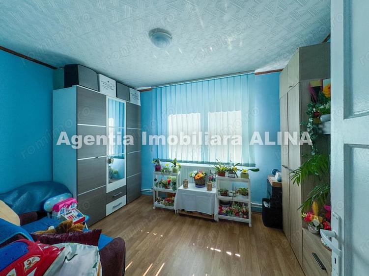 Apartament cu 3 camere semidecomandat în Gojdu