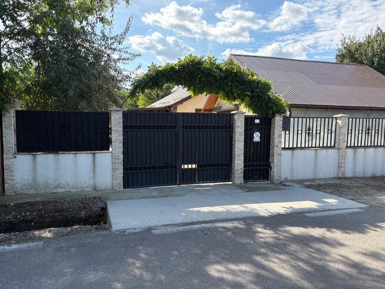 Casă cu 3 camere decomandat în Central