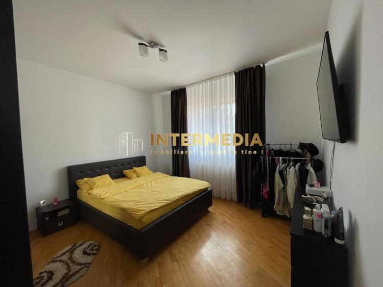Casă individuală cu 8 camere cu Canalizare în Cetate
