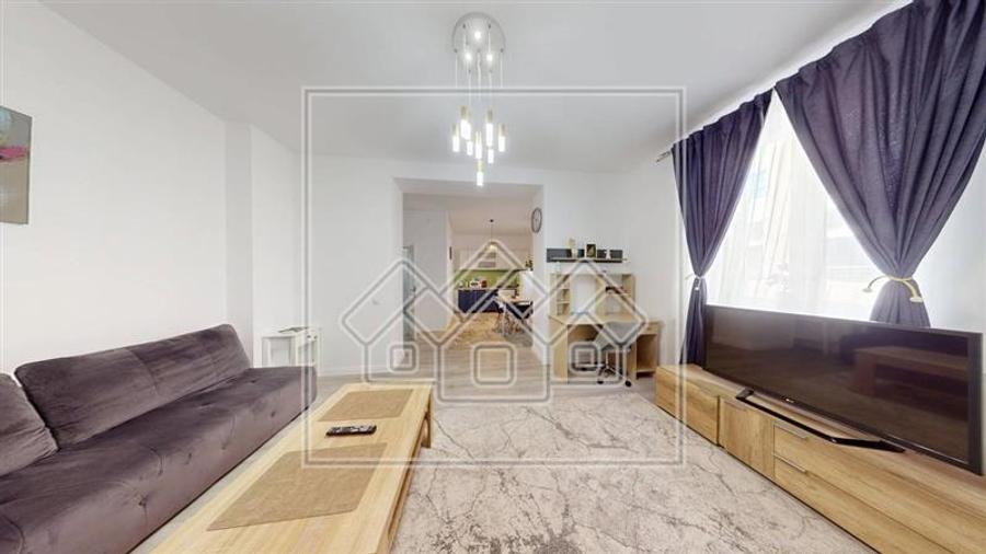 Apartament cu 3 camere semidecomandat în Central