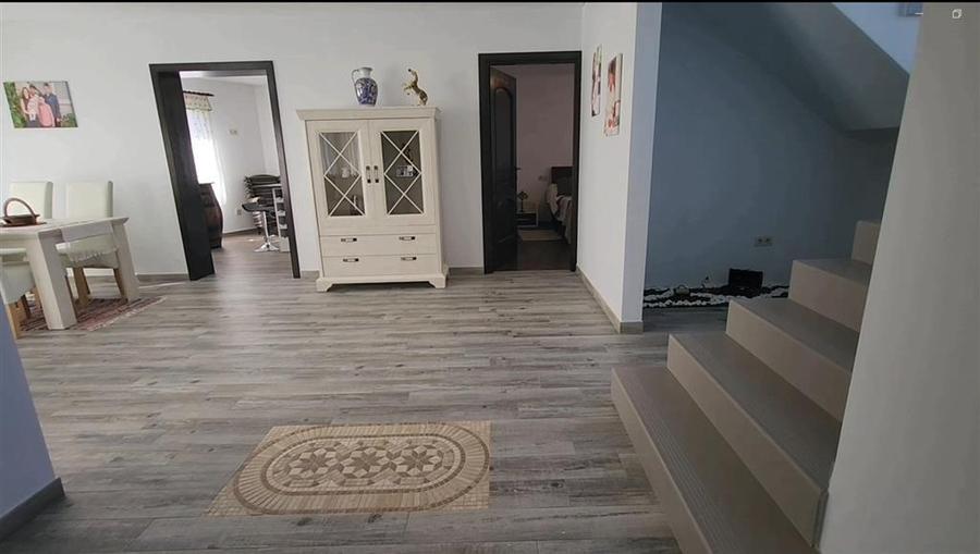 Casă individuală cu 5 camere cu Canalizare în Văratec