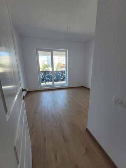 Apartament cu 5 camere semidecomandat în Theodor Pallady