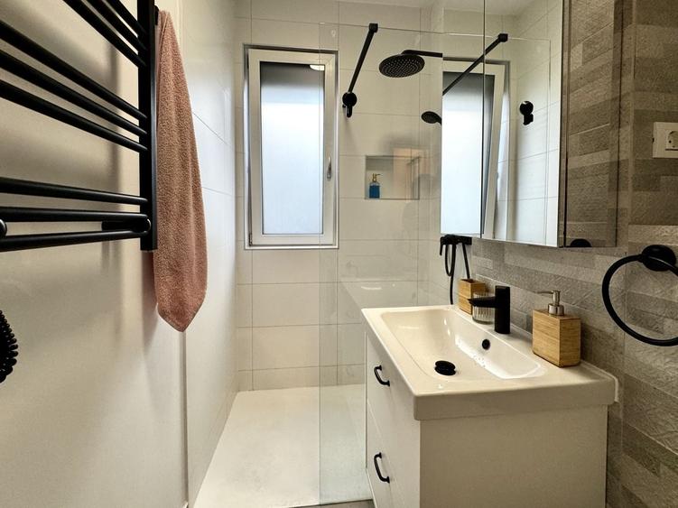 Apartament cu 2 camere semidecomandat, mobilat în Buziașului