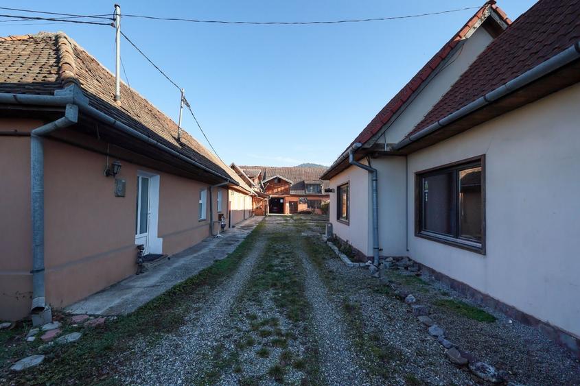 Casă individuală cu 7 camere cu Canalizare în Vest