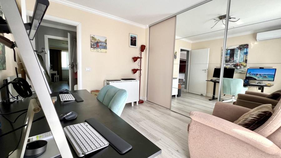 Apartament cu 3 camere semidecomandat, mobilat în Titan