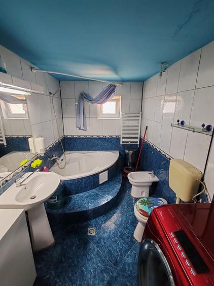 Apartament cu 3 camere decomandat în 1 Decembrie