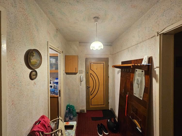 Apartament cu 3 camere decomandat, mobilat în Titan