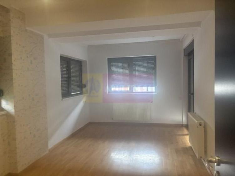 Apartament cu 4 camere semidecomandat, mobilat în Băneasa