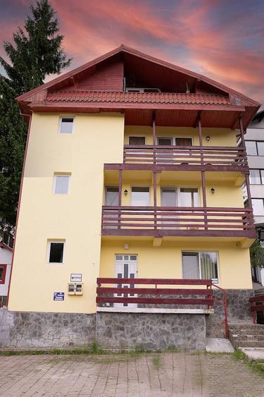 Casă cu 8 camere cu Teren 280 Mp în Predeal