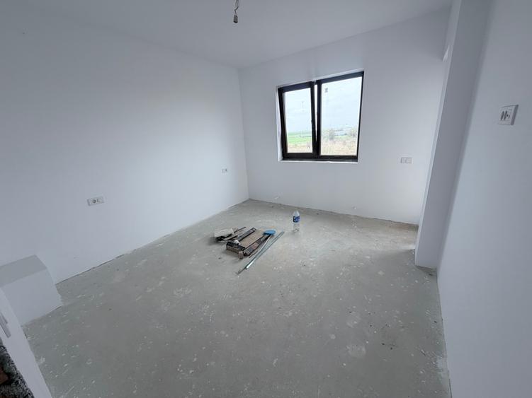 Casă individuală cu 5 camere cu Teren 492 Mp în Exterior Sud