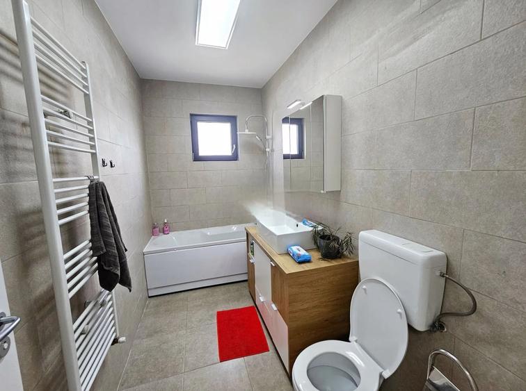 Casă individuală cu 5 camere cu Canalizare în Cetate