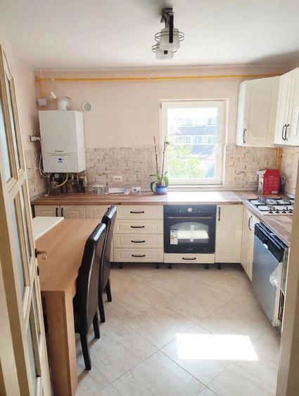 Apartament cu 4 camere decomandat în Central