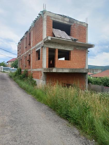 Casă cu 6 camere cu Canalizare în Baciu