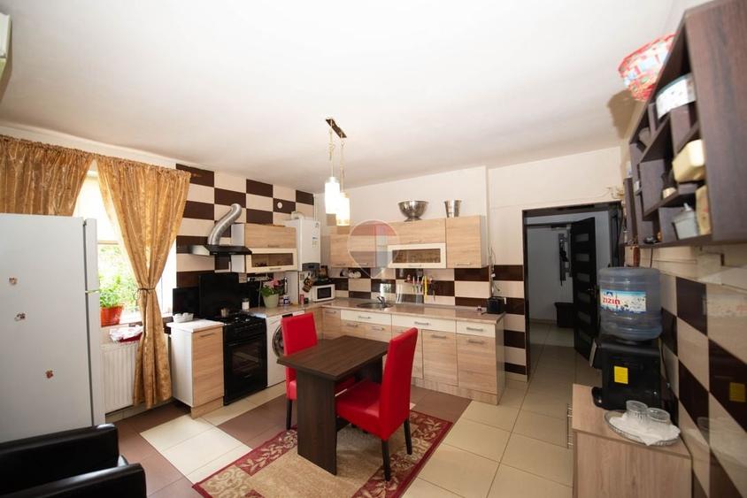 Casă individuală cu 7 camere cu Teren 383 Mp în Periferie