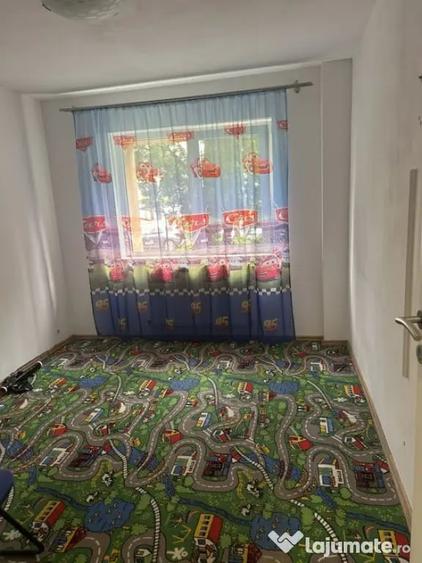 Apartament cu 3 camere decomandat în Astra