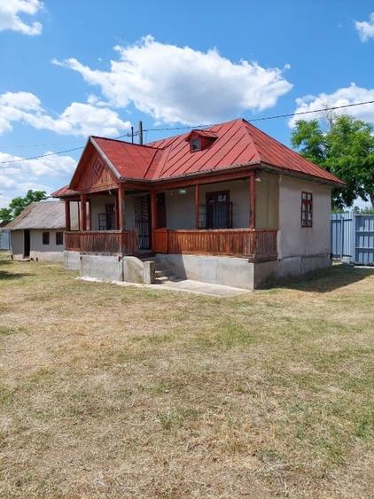 Casă individuală cu 2 camere cu Teren 4500 Mp în Ionești