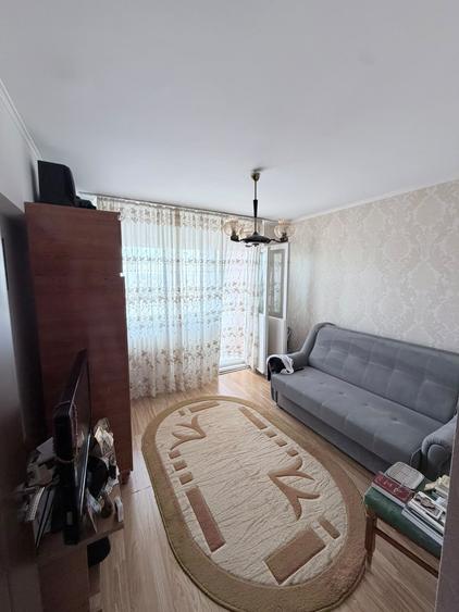 Apartament cu 3 camere decomandat în Lacul Tei