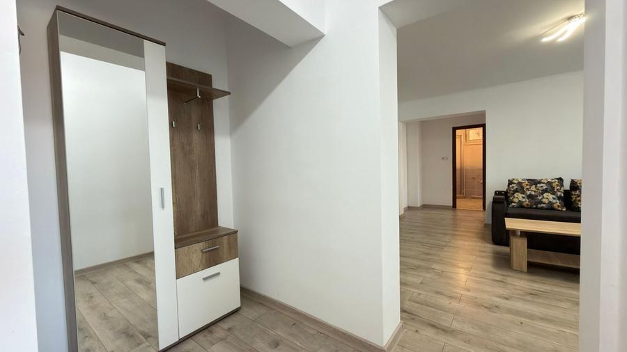 Apartament cu 3 camere semidecomandat, mobilat în Central