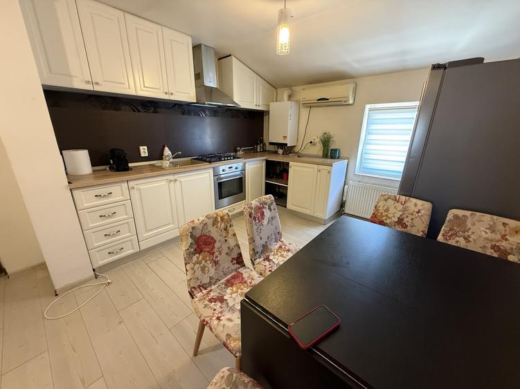 Apartament cu 3 camere decomandat, mobilat în Dâmbovița