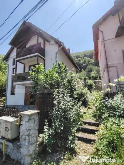 Casă cu 5 camere cu Teren 226 Mp în Sovata
