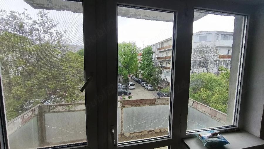 Apartament cu 3 camere semidecomandat în Micro 3