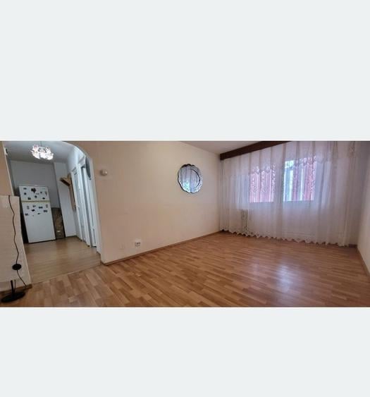 Apartament cu 3 camere semidecomandat în Exterior Vest