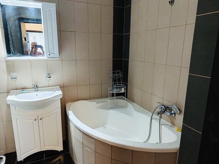 Apartament cu 3 camere semidecomandat, mobilat în Chiajna