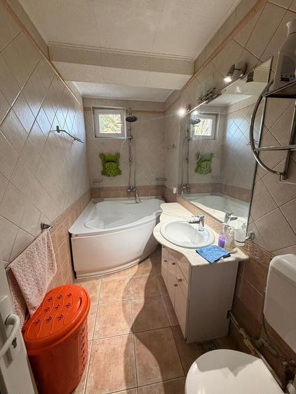 Apartament cu 3 camere semidecomandat în Rogerius