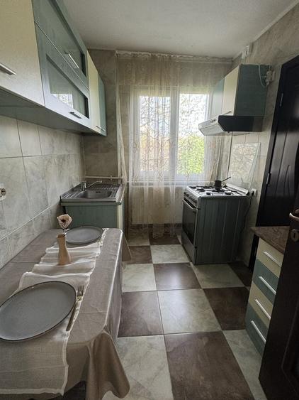 Apartament cu 3 camere semidecomandat în Berceni