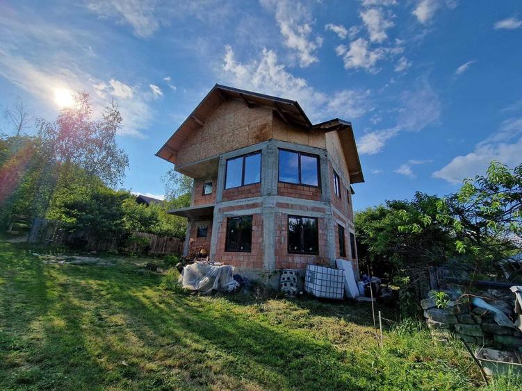 Casă cu 4 camere în Breaza de Sus