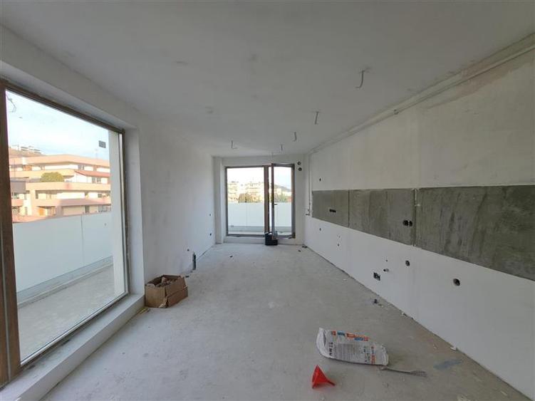 Apartament cu 3 camere semidecomandat în Grigorescu