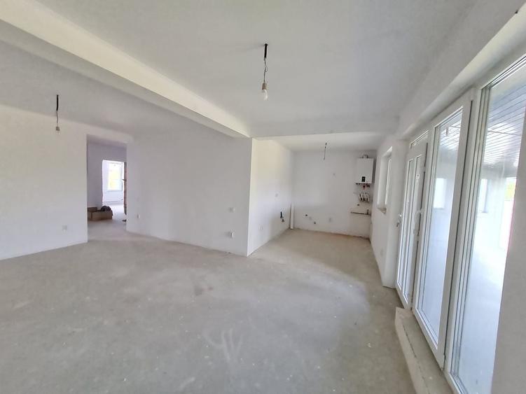Duplex cu 4 camere cu Canalizare în Parța