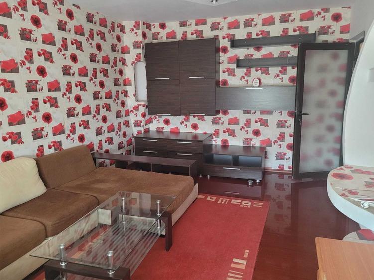 Apartament cu 3 camere decomandat în Calarași 4