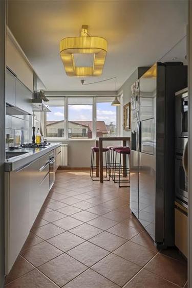 Penthouse cu 6 camere decomandat, mobilat în Aviatorilor