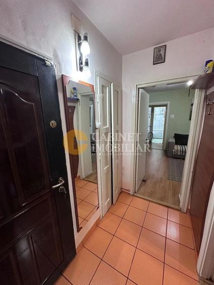 Apartament cu 3 camere semidecomandat, mobilat în Podu Roș