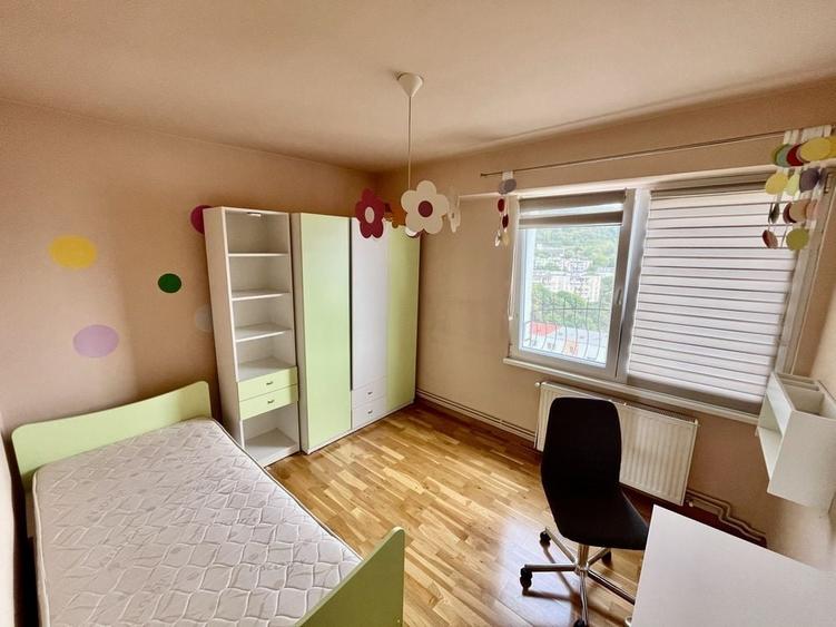 Apartament cu 3 camere decomandat în Tudor
