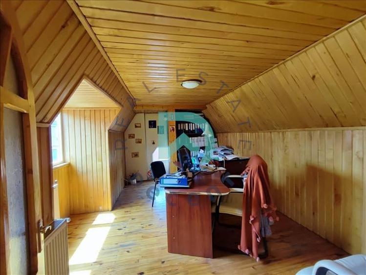 Apartament cu 5 camere semidecomandat în Brașovul Vechi