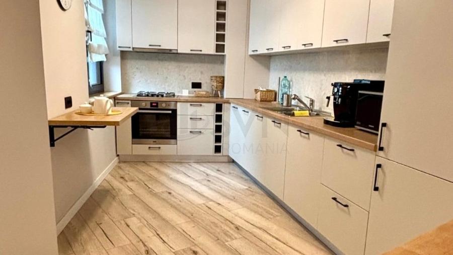 Apartament cu 3 camere decomandat, mobilat în P-ța Romană