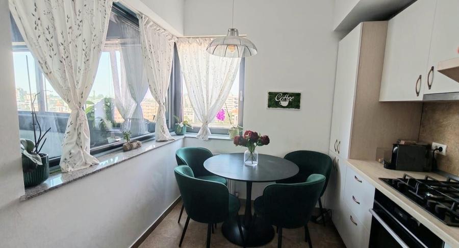 Apartament cu 2 camere semidecomandat, mobilat în Far